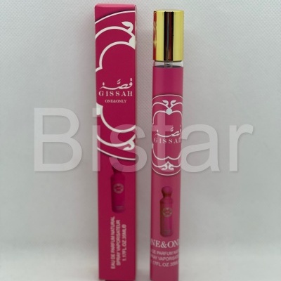frasco de perfume rosa com tampa dourada e embalagem rosa