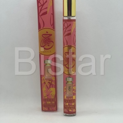 Frasco de perfume e caixa rosas com detalhes amarelos e texto visível.