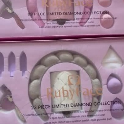 coleção limitada Ruby Face com acessórios de maquilhagem em embalagens rosa e lilás