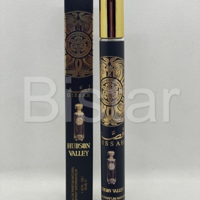 Frasco e embalagem de perfume Hudson Valley preto e dourado com texto e detalhes ornamentais