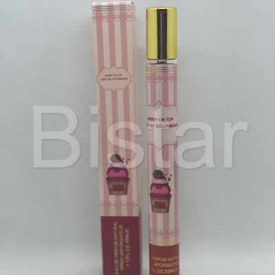 Frasco e caixa de perfume rosa com tampa dourada e imagem de bolo