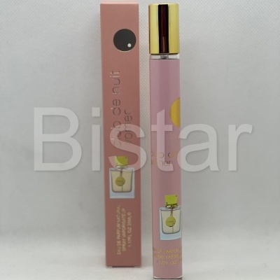 Frasco de perfume cor-de-rosa com tampa dourada e caixa cor-de-rosa