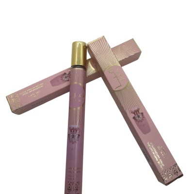 Frasco e embalagens cor de rosa de perfume ÍLô HAYA com detalhes dourados.