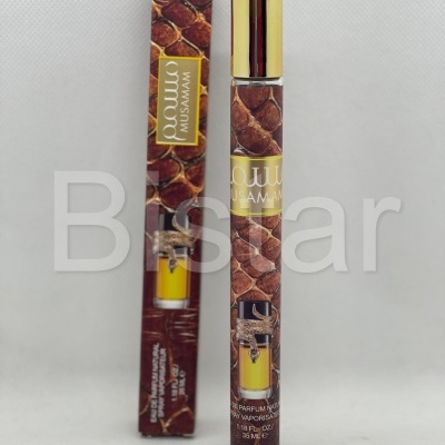 Frasco e caixa de perfume com padrão de escamas de cobra e rótulo amarelo.