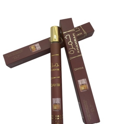 Frasco spray de perfume KHAMRAH QAHWA castanho com tampa dourada e embalagem castanha