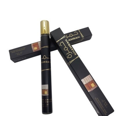 Frasco de perfume e caixa preta com texto dourado KHAMRAH