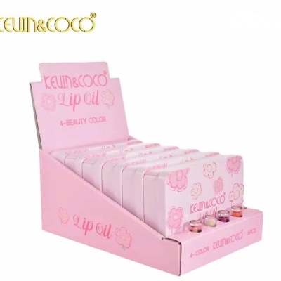 Expositor rosa com óleo labial KEVIN&COCO e flores