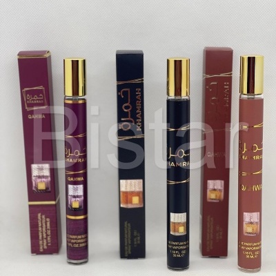 Três frascos de perfume spray com caixas coloridas e detalhes dourados