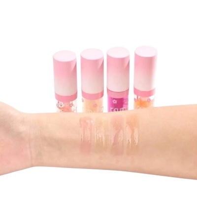 Frascos de batom líquido rosa com amostras num braço