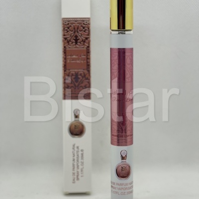 Frasco de perfume com tampa dourada e embalagem branca com texto e imagem de frasco