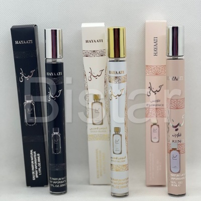 Três frascos de perfume HAYAATI com caixas coloridas e texto em árabe e inglês.