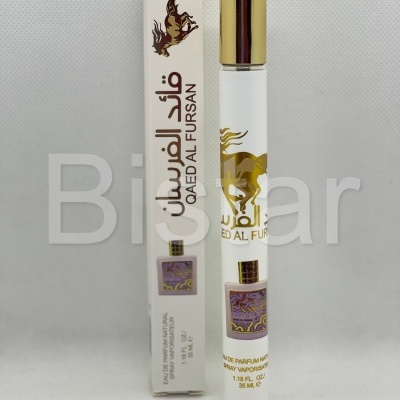 Perfume Qaed Al Fursan em frasco branco com tampa dourada e caixa com cavalo dourado