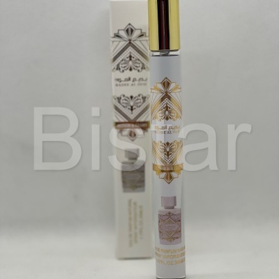 Frasco de perfume branco fosco com tampa dourada e decoração dourada com caixa de perfume ao fundo.