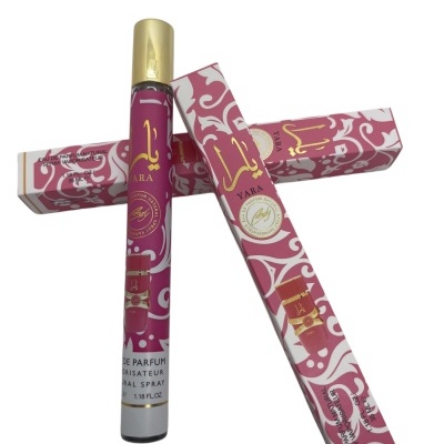Perfume Yara em frasco pequeno com tampa dourada e embalagem rosa com padrões brancos e texto