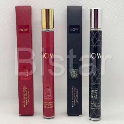 Frascos de perfume NOW em vermelho com dourado e preto com prateado em fundo branco.