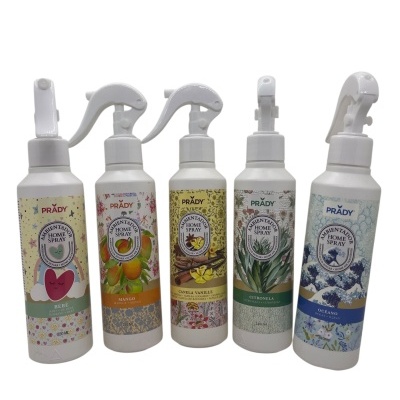 Cinco frascos brancos de spray ambiente com rótulos coloridos e bicos de spray.