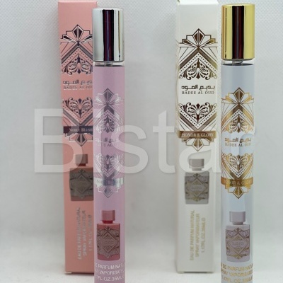 Frascos finos de spray corporal rosa e branco com tampas metálicas, embalagens correspondentes em fundo cinzento