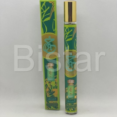 Frasco e caixa verde e dourada de Eau de Parfum com texto em árabe e inglês