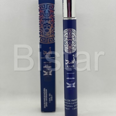 Frasco e embalagem de perfume azul com texto ASAD e design decorativo prateado