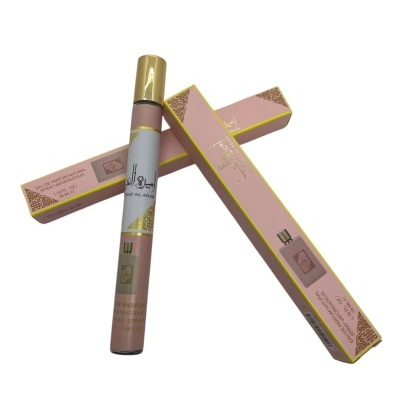 Frasco de perfume rosa com embalagem cor de rosa e detalhes dourados