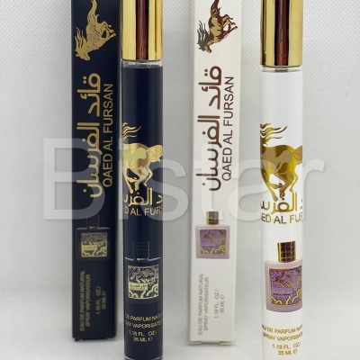 Frascos de perfume preto e branco com ilustração de cavalo dourado e texto QAED AL FURSAN.