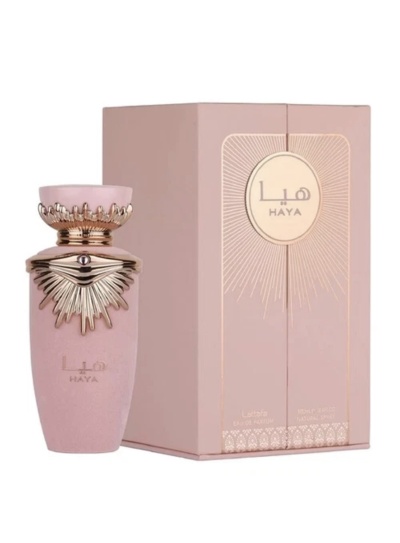 Frasco de perfume rosa com detalhes dourados ao lado de caixa rosa com texto HAYA