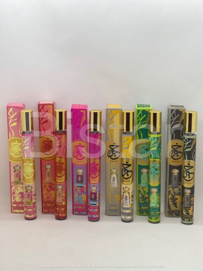 Seis frascos de perfume roll-on coloridos com tampas douradas e embalagens florais da marca KHAIR