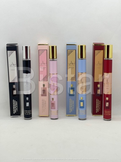 Conjunto de perfumes em frascos coloridos com caixas correspondentes
