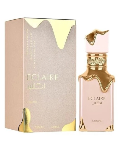 Frasco e caixa de perfume rosa claro com detalhes dourados elegantemente desenhados.