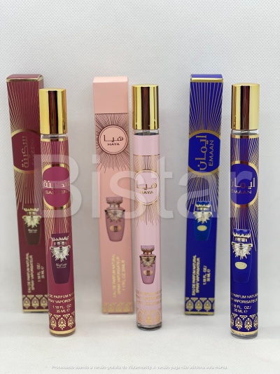 Três fragrâncias em frascos finos com tampa dourada e embalagens coloridas (vinho, rosa, azul)