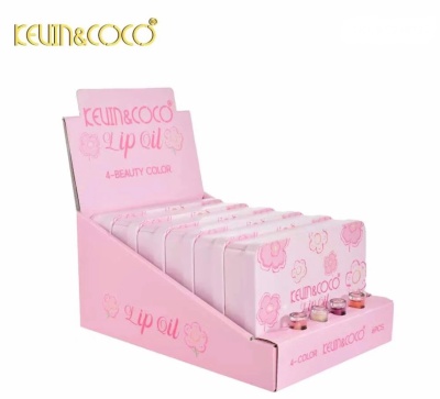 Expositor rosa com óleo labial KEVIN&COCO e flores