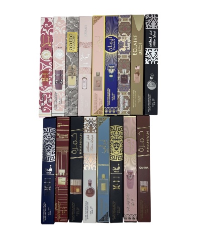 Caixas retangulares de perfumes em várias cores e desenhos, com textos em árabe e inglês