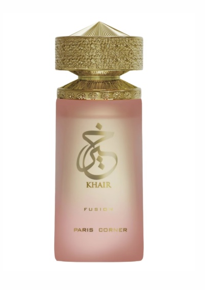 Frasco de perfume rosa com tampa dourada texturada e texto dourado na frente.