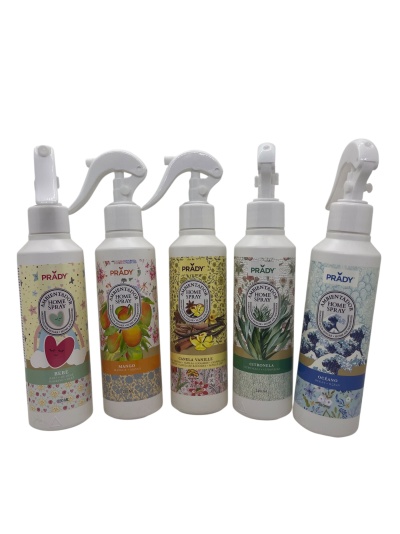 Cinco frascos brancos de spray ambiente com rótulos coloridos e bicos de spray.