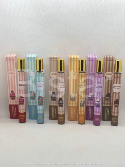 Frascos de fragrâncias coloridas com embalagens listradas e tampas douradas