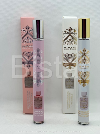 Frascos finos de spray corporal rosa e branco com tampas metálicas, embalagens correspondentes em fundo cinzento