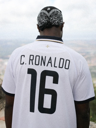 Camisola branca de futebol com nome C. Ronaldo e número 16 vista de costas