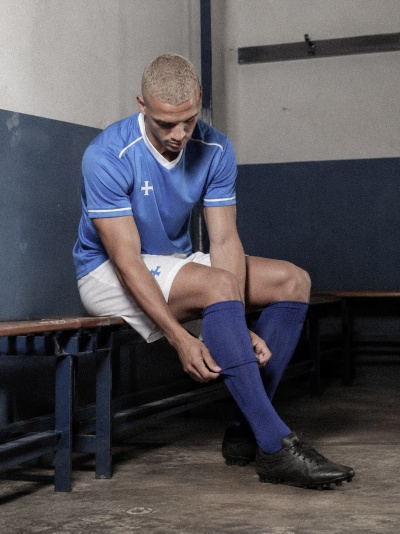 Jogador a vestir equipamento de futebol num balneário