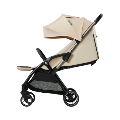 Carrinho de bebé bege com estrutura preta e rodas.
