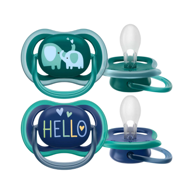 Chupetas azuis e verdes com desenhos de elefantes e palavra HELLO