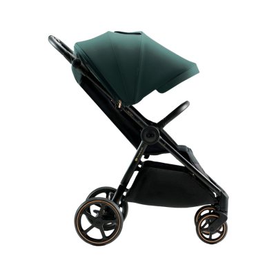Carrinho de bebé preto com capota verde e rodas destacadas