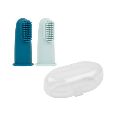 Duas escovas de dedo de silicone azul e branca com estojo transparente oval.