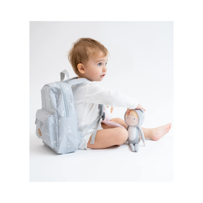 Criança com mochila azul com padrão de nuvens e brinquedo de pelúcia cinzento