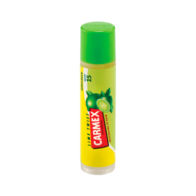 Bálsamo labial Carmex com tampa verde e rótulo amarelo com limas e texto