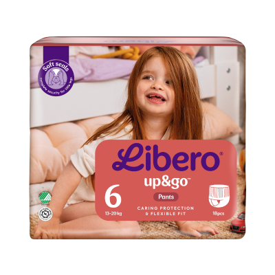 Pacote de fraldas tipo pants Libero up&go 13-20 kg com menina sorridente na embalagem