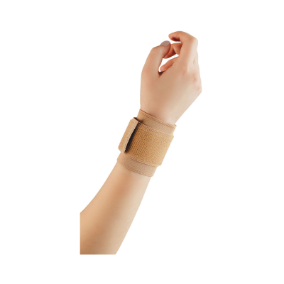 Braçadeira elástica castanha com fecho de velcro num braço