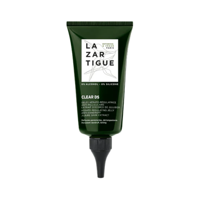 Tubo verde escuro de produto LAZARTIGUE CLEAR DS com aplicação contra caspa.