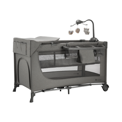 Berço portátil cinzento com laterais de malha e móbil com figuras penduradas