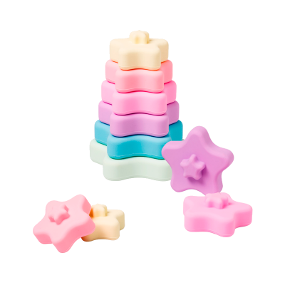 Brinquedo de empilhar em forma de estrelas coloridas em tons pastel