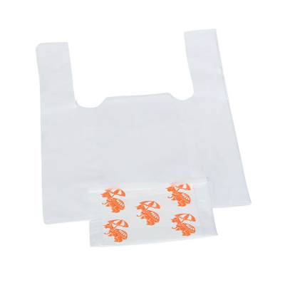 Sacola plástica branca com guardanapos brancos com desenhos laranja